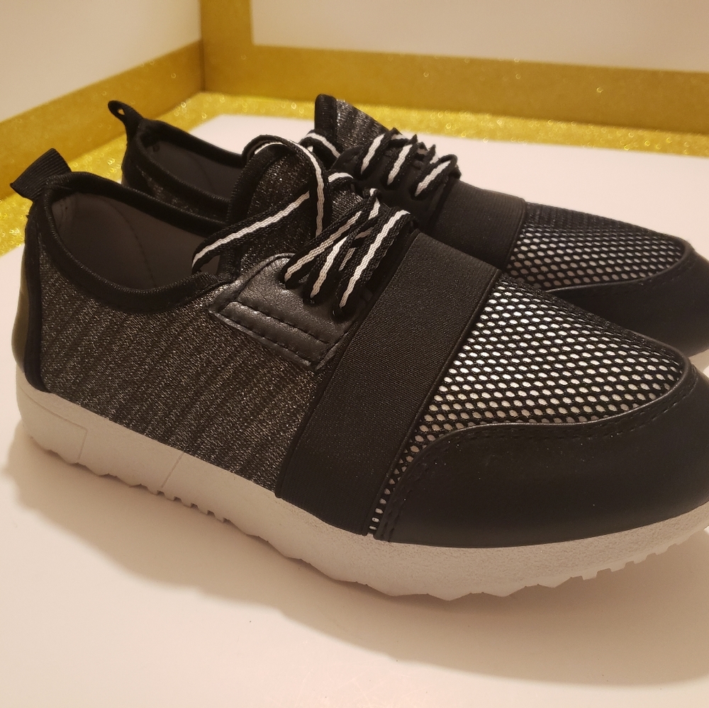 3/$15 Twisted Black & White Women's Sneaker Size 6.5